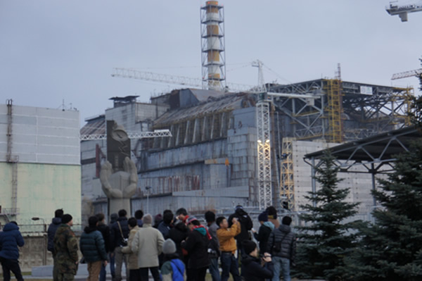 【写真１】事故を起こしたチェルノブイリ４号機。2014年11月時点。コンクリートで固められたが、その老朽化の懸念から現在は金属製のシールドでおおわれている