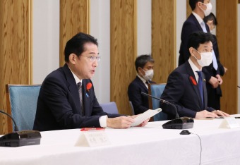 （写真）電力会社経営者と会談し値下げに協力を要請する岸田文雄首相（22年10月12日、首相官邸H Pから）