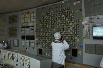 【写真２】事故を起こしたチェルノブイリ４号機の隣にある同型の３号機の制御機器。1980年代のままだ。