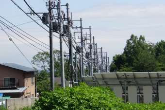 （写真4）立ち並ぶ電柱と変換器