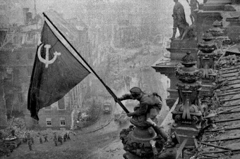 （写真）ソ連・東欧圏で最も有名な勝利を伝える戦争写真「ドイツ国会議事堂の赤旗」。勝利の影に残虐行為があった（Wikipediaより）