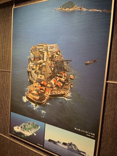 （写真3）長崎市の軍艦島の全景を写した観光ポスター（筆者撮影）