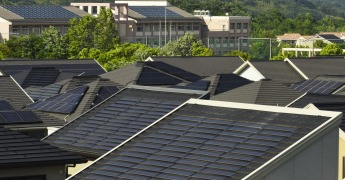 （写真1）東京での屋根の上の太陽光（iStock）