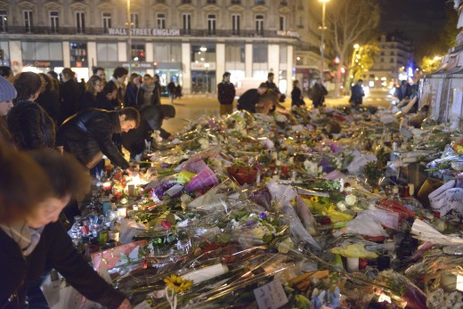 （写真）パリ同時多発テロの犠牲者を悼む人々。2015年。これが万国共通の普通の感情だ（iStock/jacus）